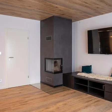 Hillside No. 18 Apartment *