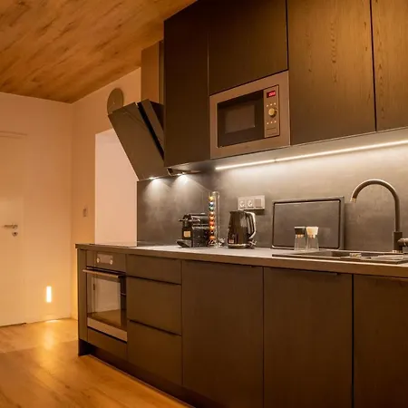 Hillside No. 18 Apartment *